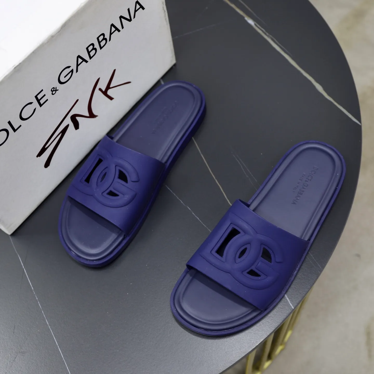 Ex-factory price: 340💰🙅‍♂️🙅‍♂️🙅‍♂️ Brand: DG Standard code: 38-44 (45 customized) Grade: Same as the official website Material: Original leather design Original lightweight wear-resistant molded outsole Style category: Men's fashion sandals Distinguished luxury brand elements Top luxury Color: Actual picture color